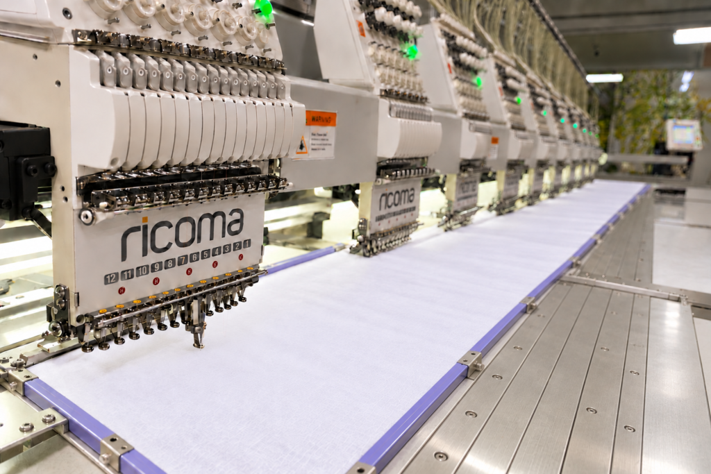Máquina de bordado Ricoma con paño blanco tensado