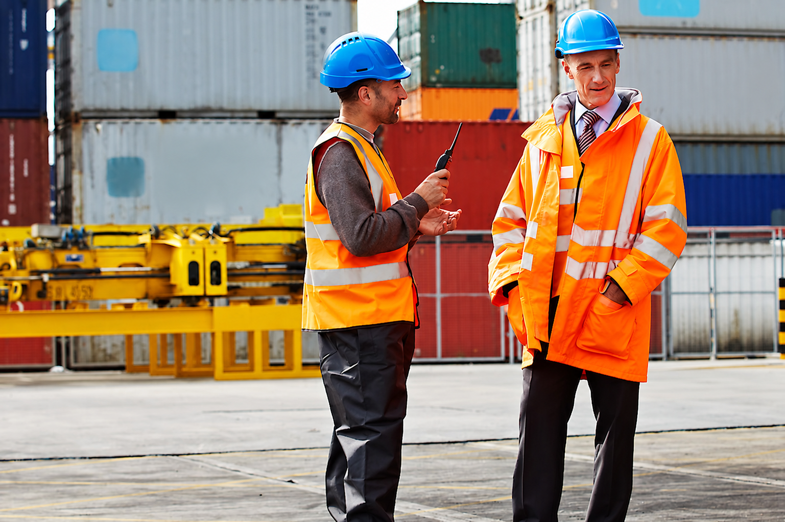 Dos trabajadores en terminal portuario