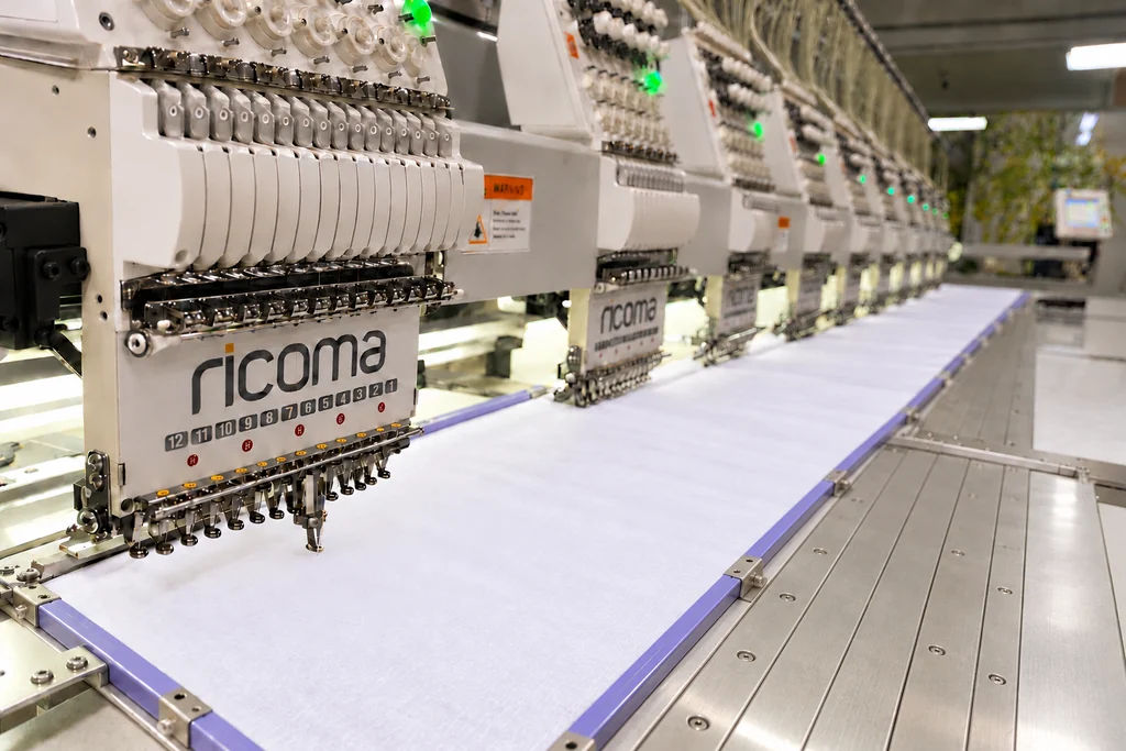 Inicio 19 Máquina de bordado Ricoma con paño blanco tensado